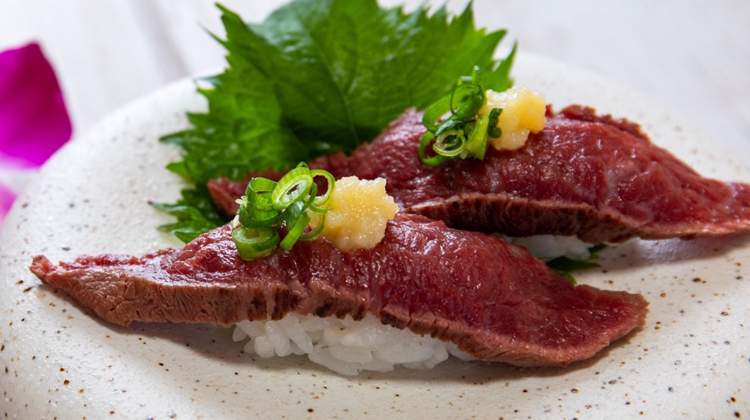 Seared horse meat sushi 
