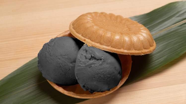Black vanilla ice cream Monaka (wafer cake filled with ice cream)