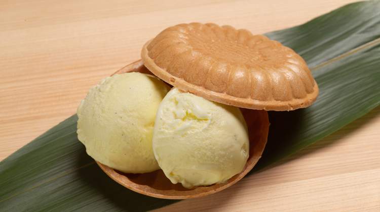 Banana ice cream Monaka (wafer cake filled with ice cream)